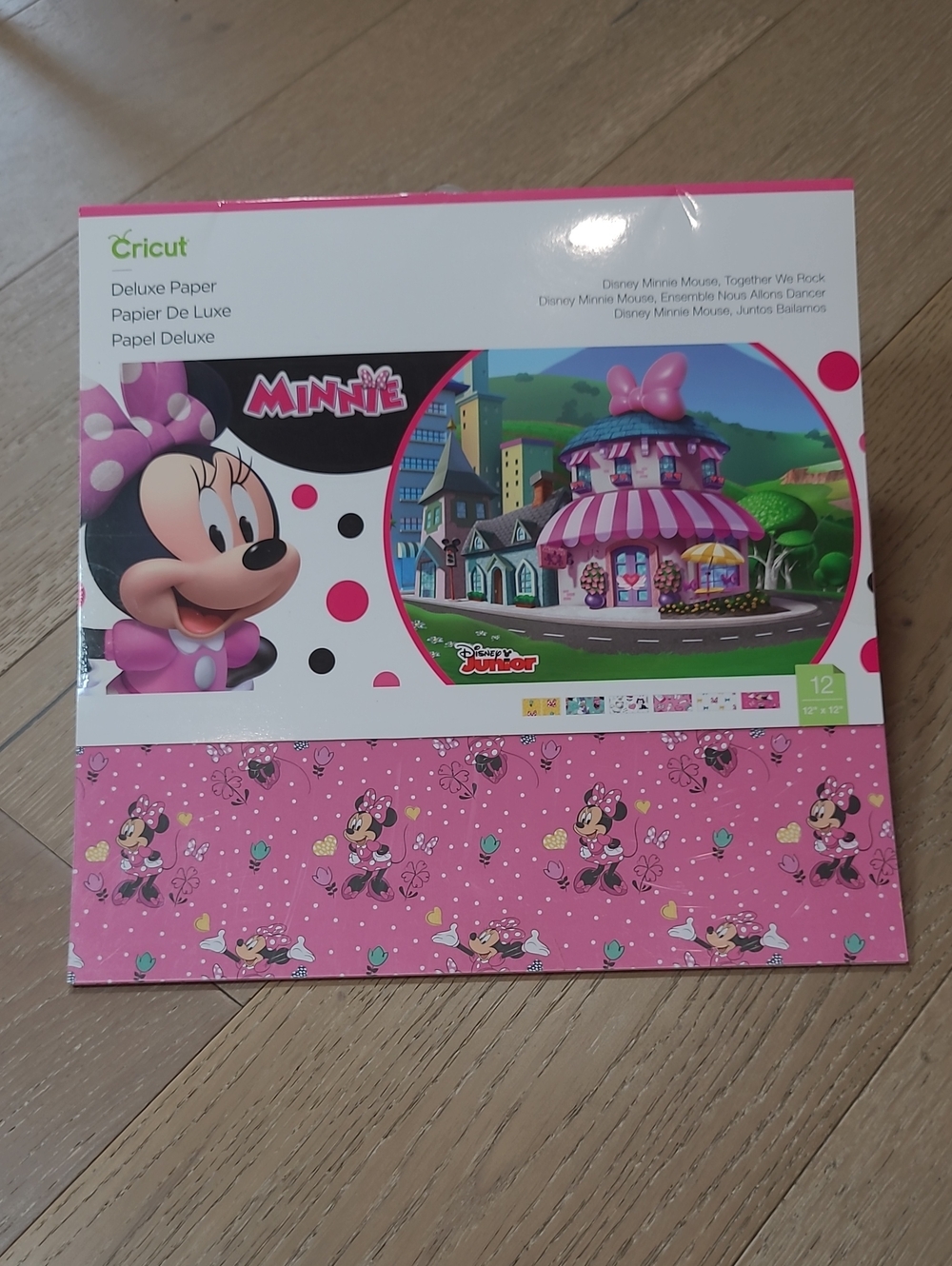 New Cricut Minnie Mouse Deluxe Paper Pack - 12x12 Character Card Stock Heavy
